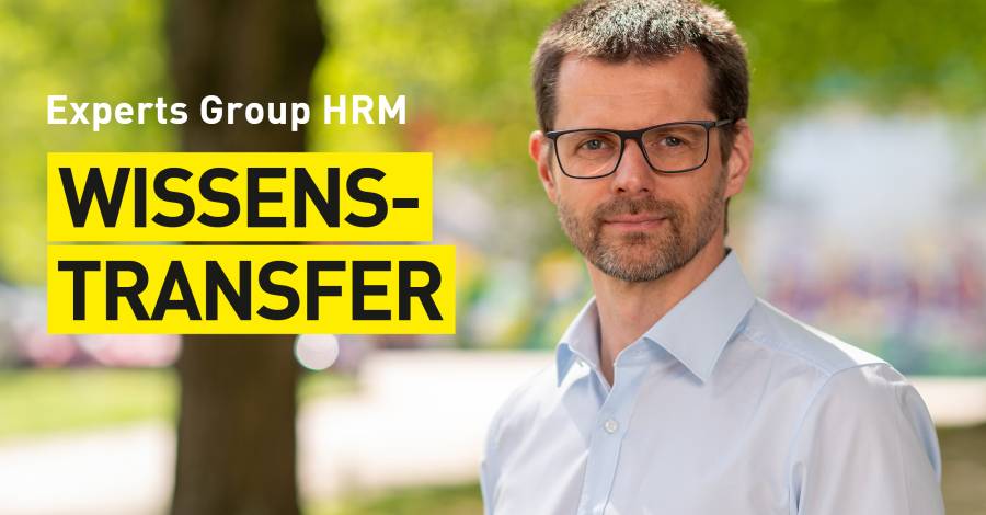 Mann mit Brille im Porträt, Text „Wissenstransfer“.